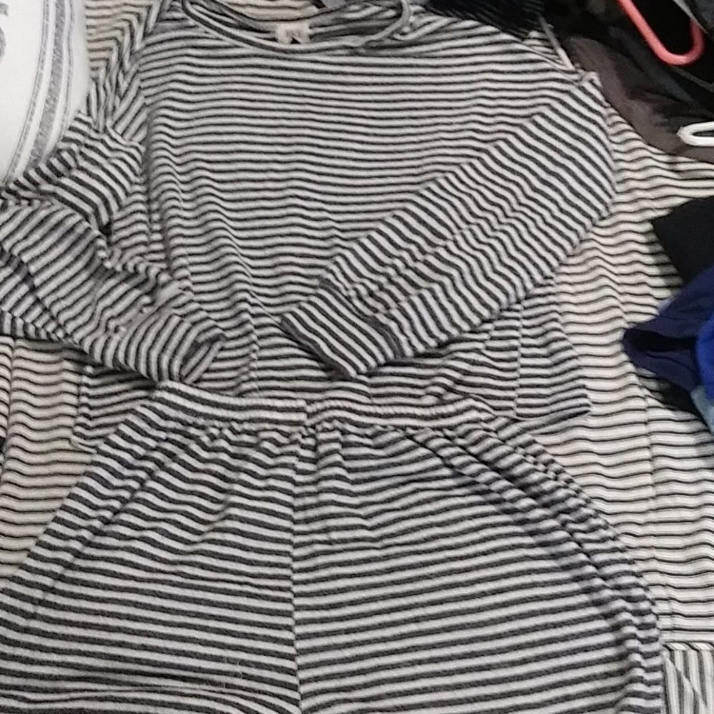 2 pc BKE lounge wear small but loose fitting